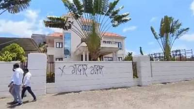 राजकारण पोहचलं राष्ट्रवादी जिल्हाध्यक्षाच्या घरापर्यंत; बंगल्याच्या भिंतीवर लिहलं गद्दार!