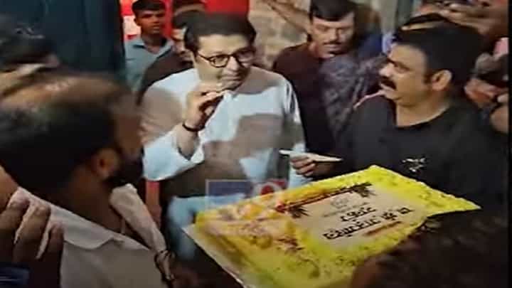 वाढदिवसाच्या शुभेच्छा द्यायला आलेल्या कार्यकर्त्यांनाच राज ठाकरे यांनी फटकारलं, पण का? वाढदिवसाच्या शुभेच्छा द्यायला आलेल्या कार्यकर्त्यांनाच राज ठाकरे यांनी फटकारलं, पण का?