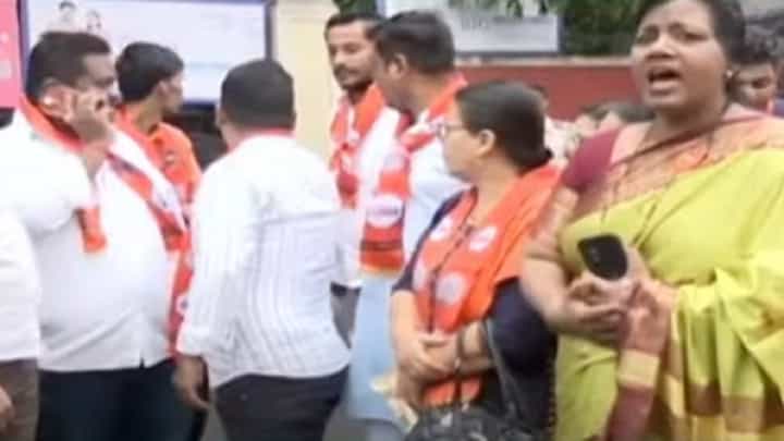 नवी मुंबईतील वाशीच्या सेंट लॉरेन्स शाळेबाहेर मनसेचे कार्यकर्ते धडकले, आक्रमक होण्याचं कारण काय? नवी मुंबईतील वाशीच्या सेंट लॉरेन्स शाळेबाहेर मनसेचे कार्यकर्ते धडकले, आक्रमक होण्याचं कारण काय?