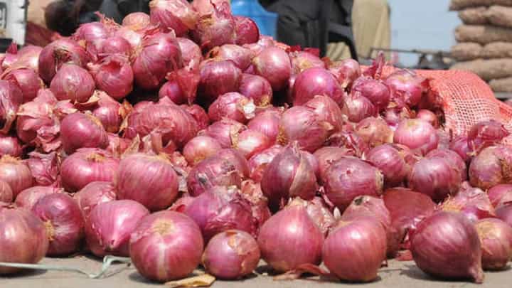 तेलंगणात कांदा वधारला; मात्र मालेगाव दर कोसळल्याने संतप्त शेतकऱ्याने थेट कार्यालयातच.... तेलंगणात कांदा वधारला; मात्र मालेगाव दर कोसळल्याने संतप्त शेतकऱ्याने थेट कार्यालयातच....