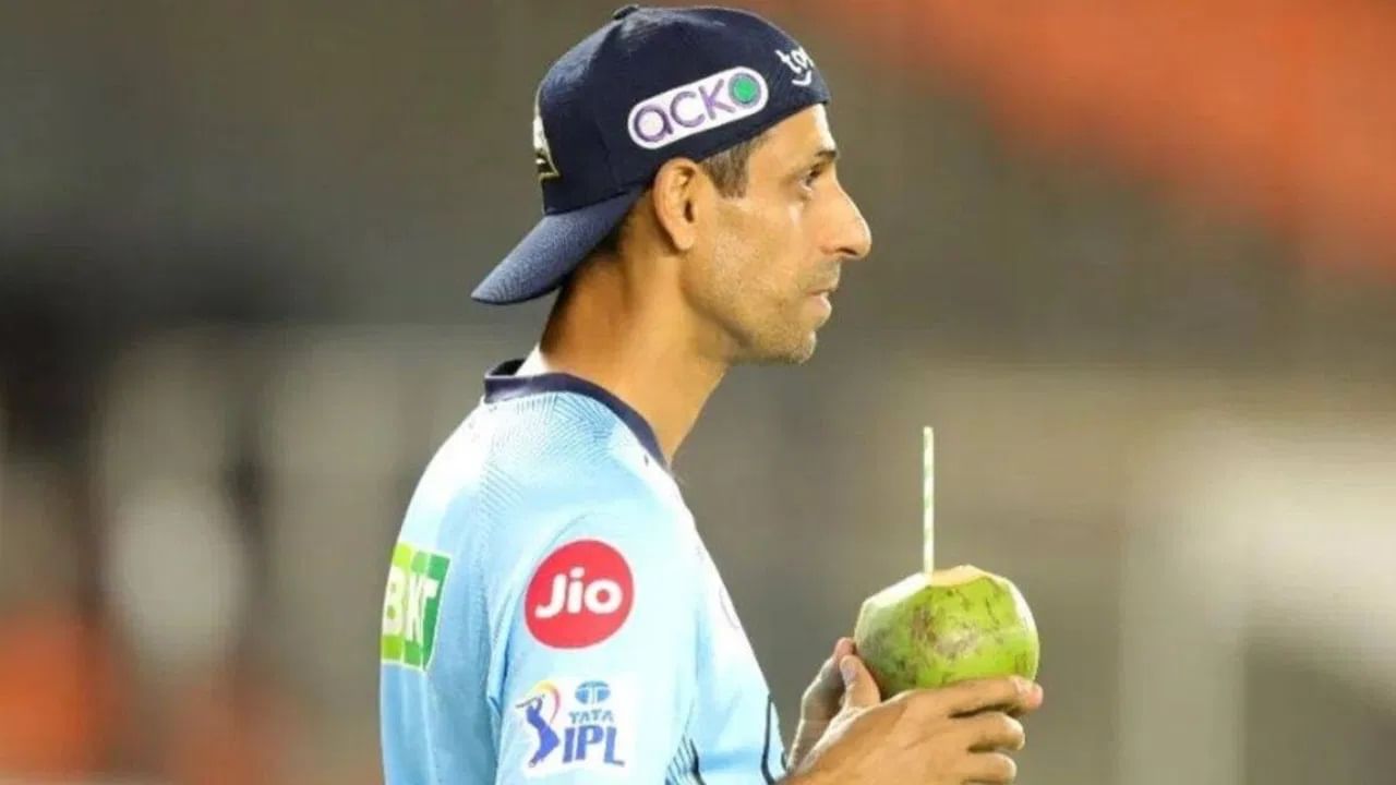 टीम इंडियाचा महान गोलंदाज आशिष नेहरा सध्या आयपीएलमधील गुजरात टायटन्स संघाचा मुख्य प्रशिक्षक आहे. त्याच्या प्रशिक्षणाखाली गुजरात संघ सलग दुसऱ्यांदा आयपीएल फायनल खेळला. त्यापैकी एक जिंकला तर दुसरा हरला. आयपीएलमध्ये एका संघाला मोठे करणारा नेहरा टीम इंडियाच्या प्रशिक्षकपदाचा प्रमुख दावेदार आहे.