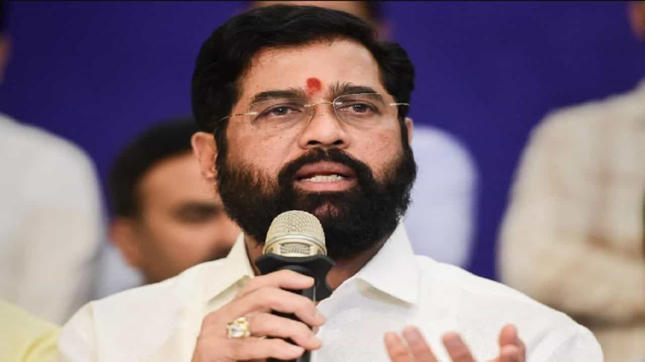 डोक्यात गोळी घालायचं शिंदे बोललेच नव्हते, शिवसेनेच्या 'या' नेत्यानेच दीपक केसरकर यांचा दावा खोडला