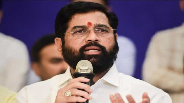 शिवसेनेच्या जाहिरातींवर दोन दिवसांत किती कोटी खर्च? राष्ट्रवादीच्या नेत्यानं थेट आकडाच सांगितला शिवसेनेच्या जाहिरातींवर दोन दिवसांत किती कोटी खर्च? राष्ट्रवादीच्या नेत्यानं थेट आकडाच सांगितला