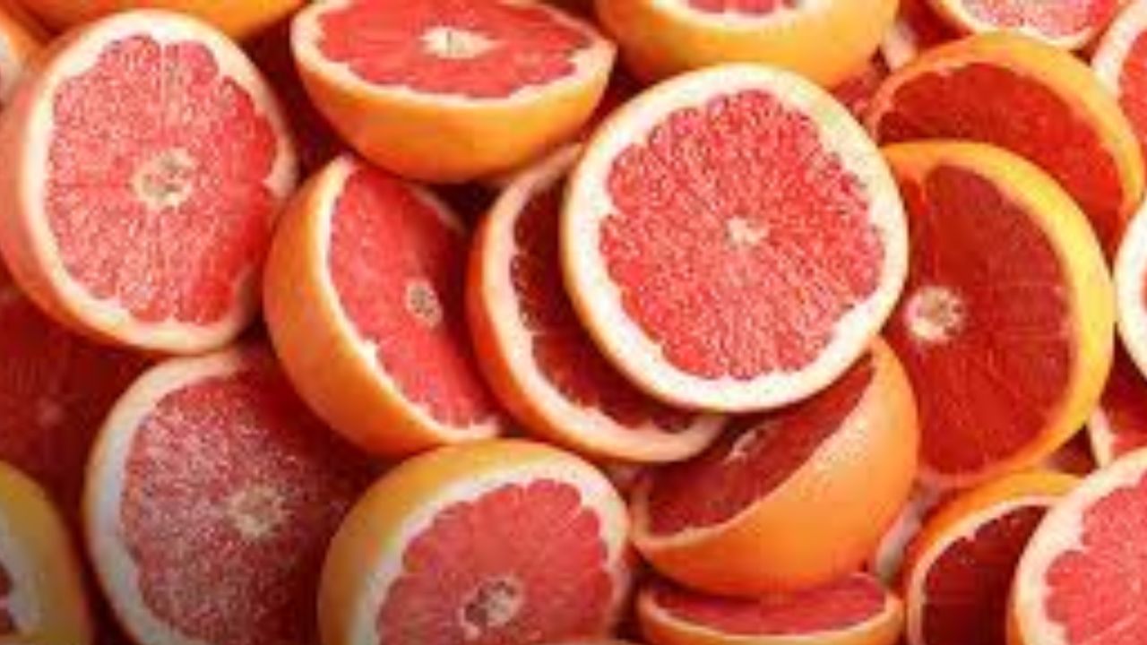 आरोग्यदायी जीवनसत्त्वे आणि खनिजे समृद्ध असलेल्या लिंबूवर्गीय फळांपैकी द्राक्ष फळ देखील एक आहे. हे पचन क्षमता वाढवण्यासाठी तसेच हृदयाचे आरोग्य सुधारण्यासाठी फायदेशीर आहे.