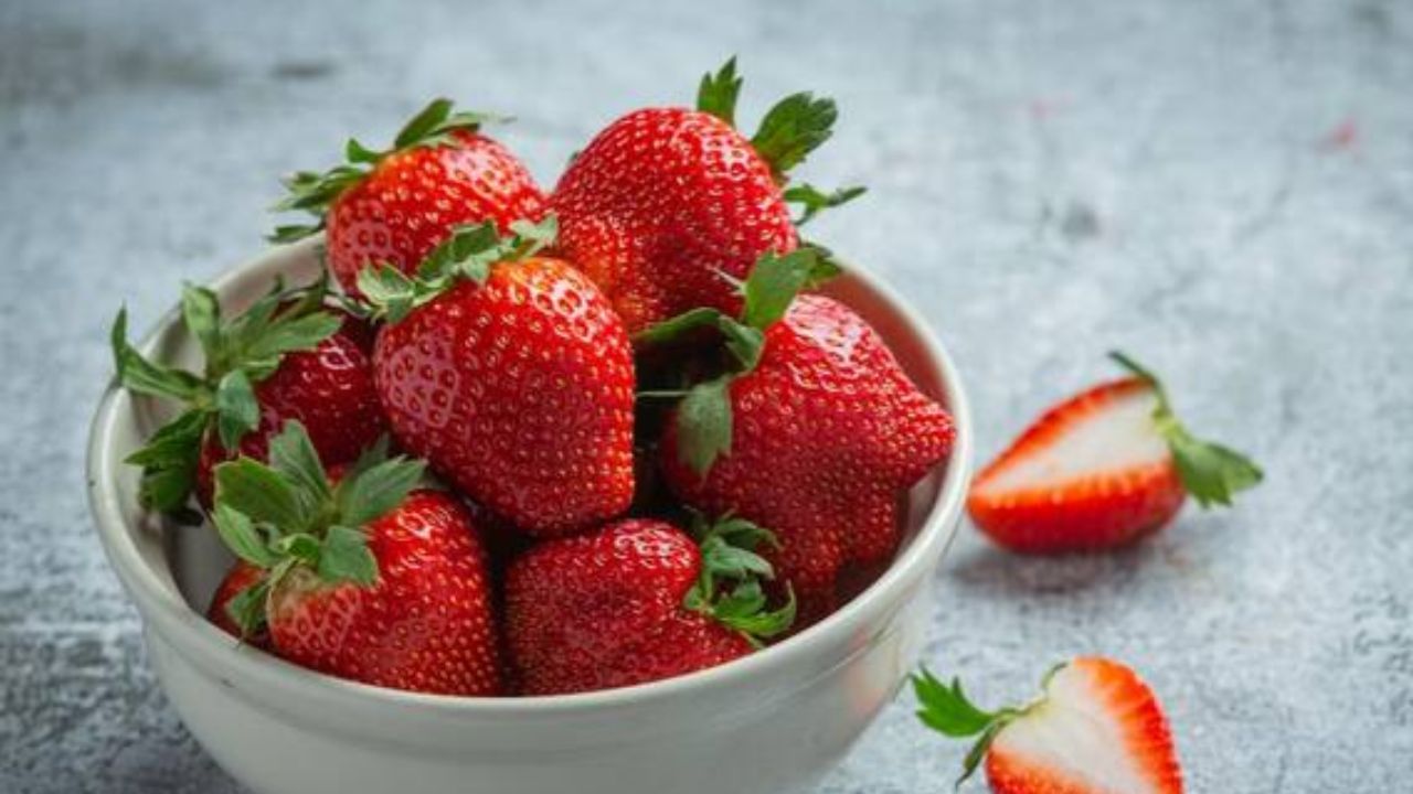 स्ट्रॉबेरी हे एक रसाळ, लाल फळ आहे ज्यामध्ये पाण्याचे प्रमाण जास्त आहे. स्ट्रॉबेरीमध्ये अनेक आरोग्यदायी जीवनसत्त्वे असतात. त्यात अँथोसायनिन्स असतात, जे फ्लेव्होनॉइड्स असतात जे हृदयाच्या आरोग्यास मदत करू शकतात. स्ट्रॉबेरीमधील फायबर आणि पोटॅशियम देखील निरोगी हृदयाला मदत करू शकतात.