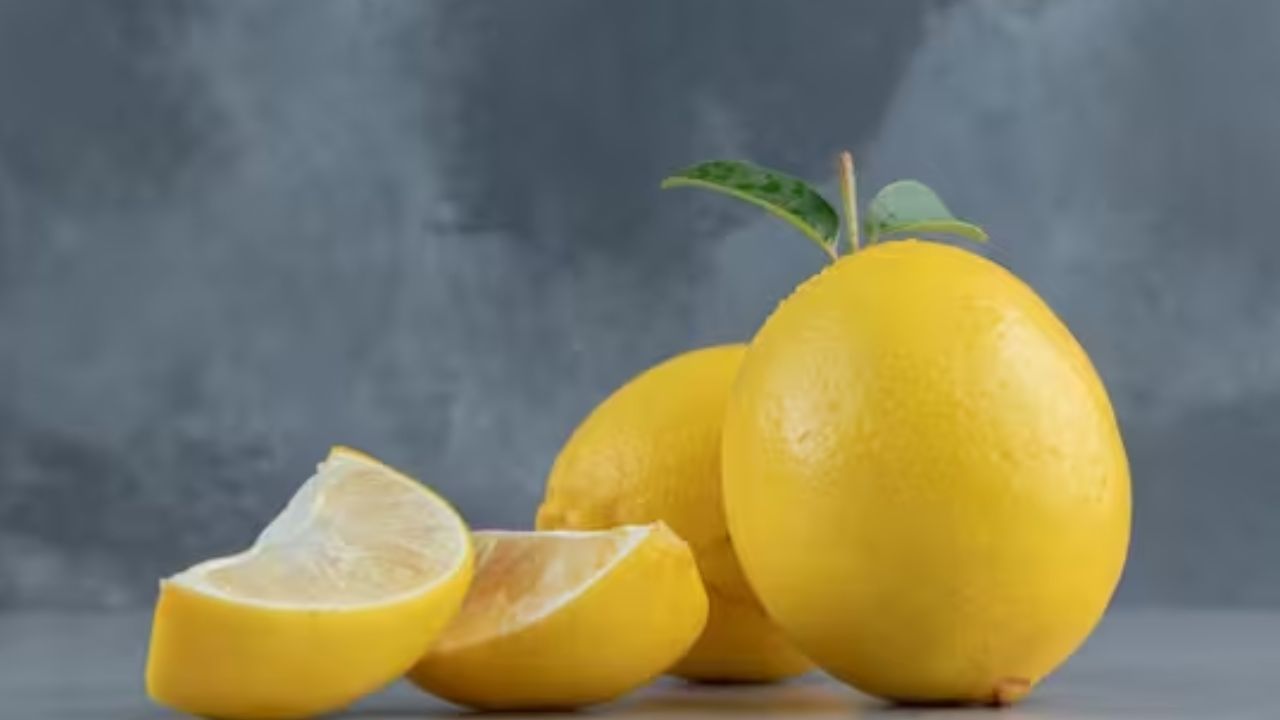 लिंबू हे लिंबूवर्गीय फळ आहे जे लोक पारंपारिक पाककृतींमध्ये वापरतात कारण त्याचे आरोग्य फायदे आहेत. इतर लिंबूवर्गीय फळांप्रमाणे त्यातही व्हिटॅमिन सी आणि इतर अँटिऑक्सिडंट असतात.अँटीऑक्सिडंट्स मानवी आरोग्यासाठी आवश्यक असतात. ही संयुगे शरीरातील मुक्त रॅडिकल्स काढून टाकतात ज्यामुळे शरीरातील पेशींचे नुकसान होऊ शकते आणि कर्करोगासारखे आजार होऊ शकतात.