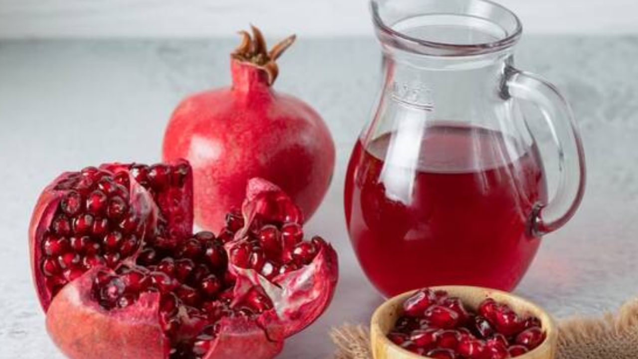 डाळिंब हे एक सुपरफूड आहे. त्यात अँटीऑक्सिडंट्स आणि पॉलीफेनॉल्सचे प्रमाण जास्त आहे जे शरीरातील रोग निर्माण करणाऱ्या ऑक्सिडेटिव्ह तणावाशी लढण्यास मदत करतात. त्यात फायबर देखील भरपूर आहे.