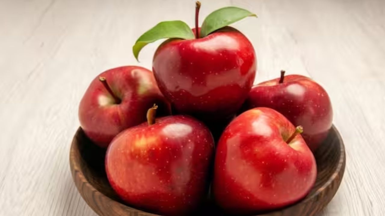 सफरचंद खाऊन तुम्ही स्वतःला आजारांपासून दूर ठेवू शकता. सफरचंद फळाची साल टाकून खाल्ल्यास तुम्हाला अधिक फायदे होतील. सफरचंद खाणे हृदयाच्या आरोग्यासाठी चांगले आहे. प्रोत्साहन देऊ शकते. वजन कमी करण्यास मदत होते. यामध्ये असलेलं पेक्टिन आतड्यासाठी चांगले असत.