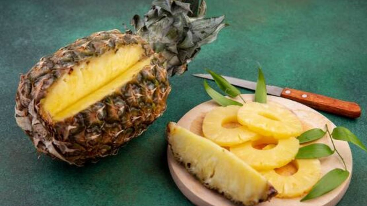 अननस आरोग्यासाठी देखील खूप फायदेशीर आहे, त्यात ब्रोमेलेन नावाचे सक्रिय संयुग असते, ब्रोमेलेन नाकाची जळजळ किंवा सायनुसायटिस कमी करण्यास मदत करू शकते. शास्त्रज्ञ ऑस्टियोआर्थरायटिससाठी त्याचे फायदे आणि कर्करोगविरोधी क्षमता यावर अधिक संशोधन करत आहेत.