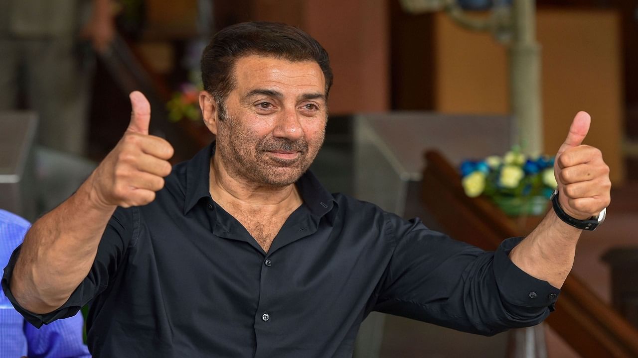 Sunny Deol आनंदाच्याभरात जमलेल्या सर्वांना दिली दारुची ऑफर; व्हिडीओ व्हायरल