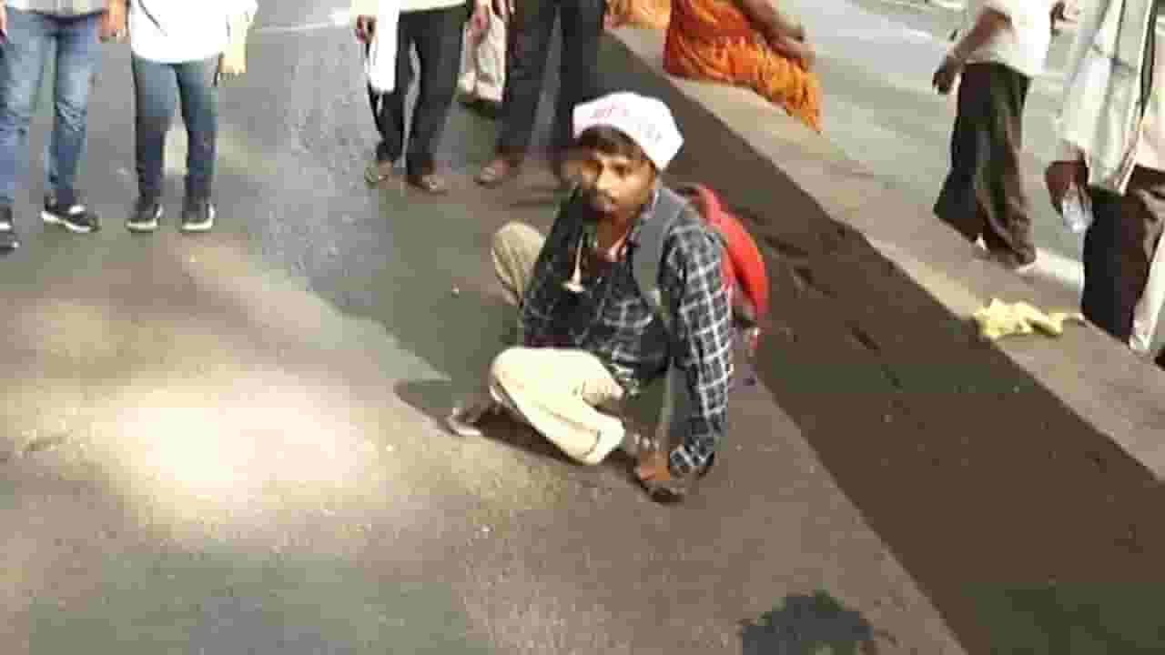 असाही वारकरी; पोलिओमुळे अपंगत्व, तरी 11 वर्षांपासून करतायत पंढरीची वारी असाही वारकरी; पोलिओमुळे अपंगत्व, तरी 11 वर्षांपासून करतायत पंढरीची वारी