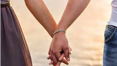 हमारी मांगे पुरी करो... नांदवायला नकार देणाऱ्या नवरोबा विरोधात पत्नीने दंड थोपटले