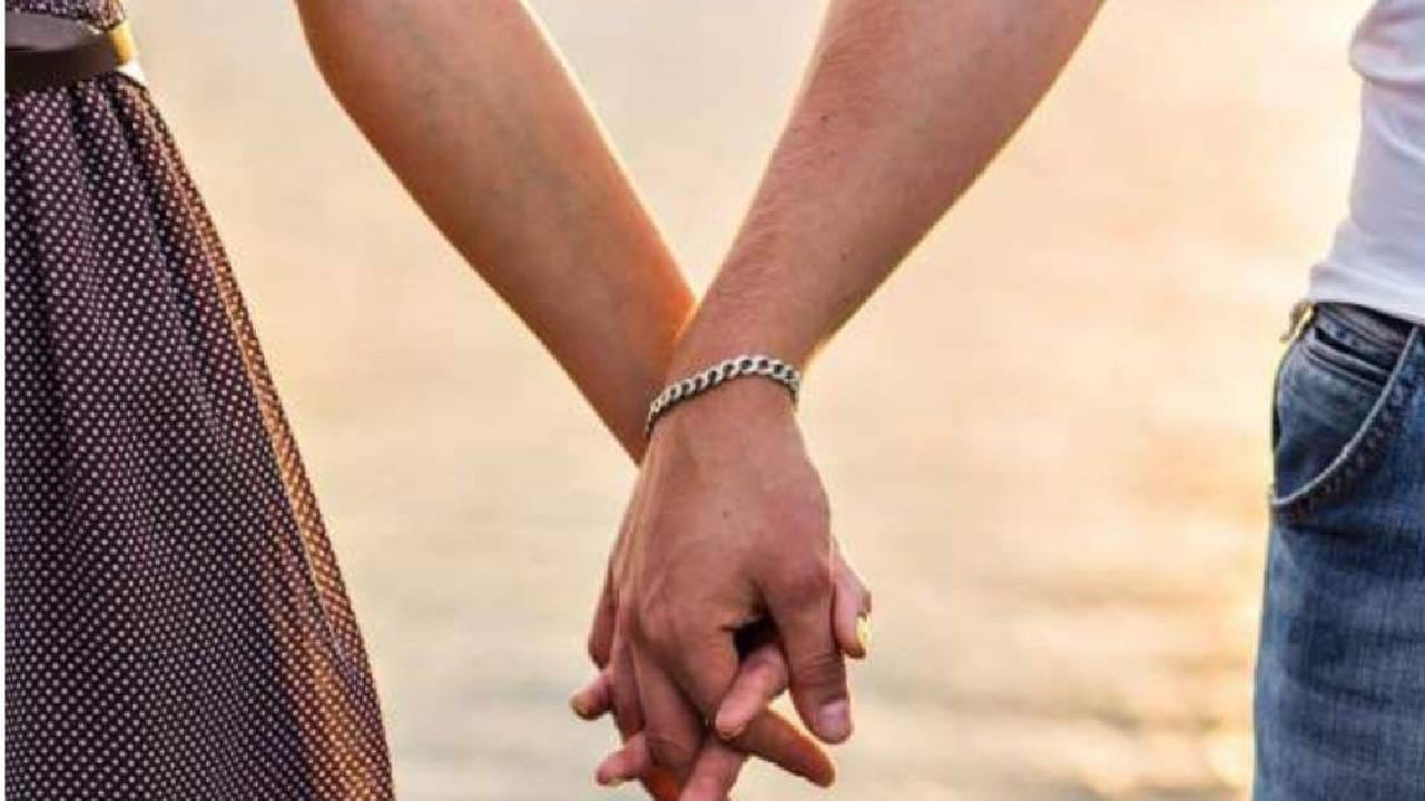 हमारी मांगे पुरी करो... नांदवायला नकार देणाऱ्या नवरोबा विरोधात पत्नीने दंड थोपटले हमारी मांगे पुरी करो... नांदवायला नकार देणाऱ्या नवरोबा विरोधात पत्नीने दंड थोपटले