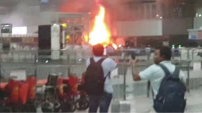 विमानतळावर अचानक आगीचा भडका, प्रचंड तारांबळ, कोलाकाता एअरपोर्टवर नेमकं काय घडलं?