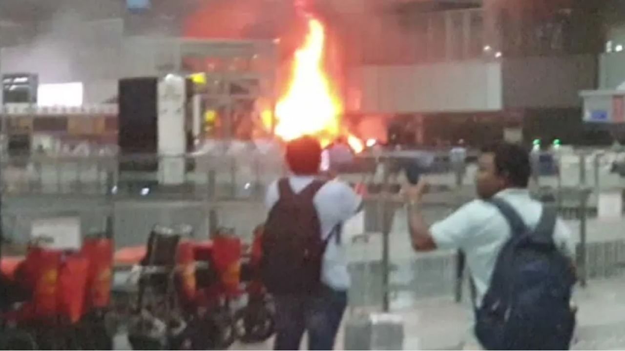 विमानतळावर अचानक आगीचा भडका, प्रचंड तारांबळ, कोलाकाता एअरपोर्टवर नेमकं काय घडलं? विमानतळावर अचानक आगीचा भडका, प्रचंड तारांबळ, कोलाकाता एअरपोर्टवर नेमकं काय घडलं?