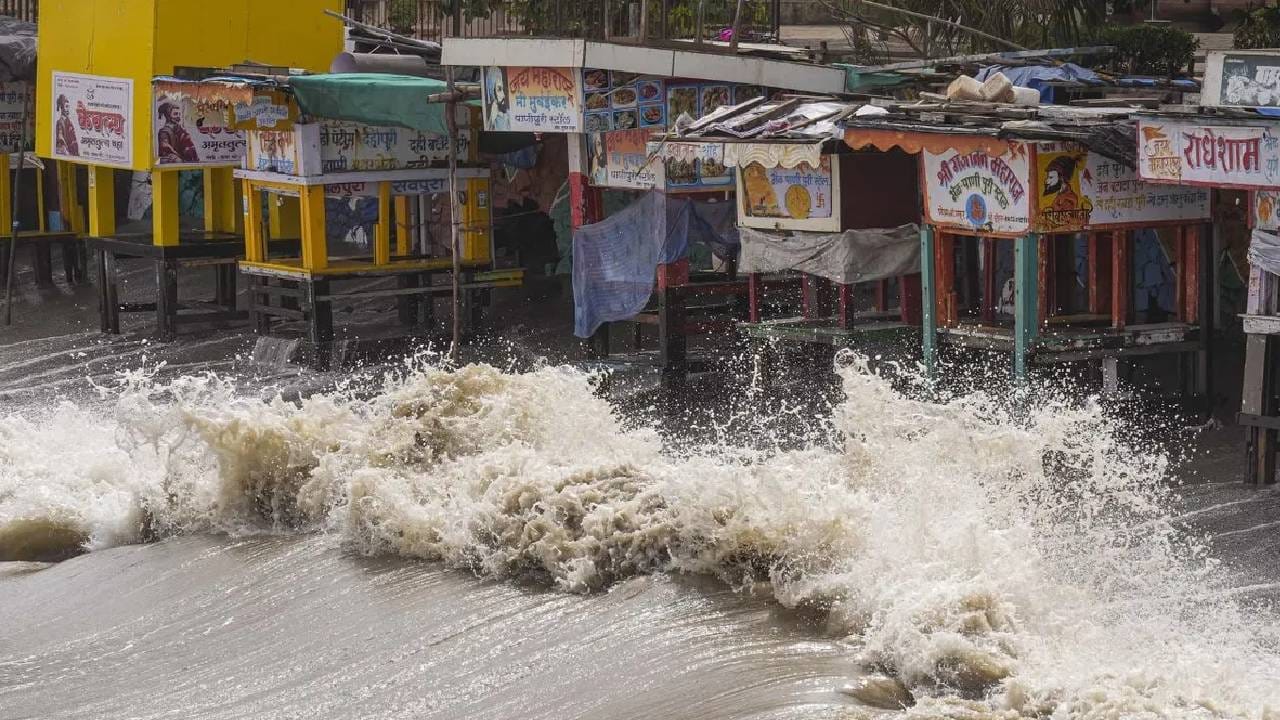 बिपरजॉयमुळे गुजरातमधील 1 हजारपेक्षाही जास्त गावांना धोका..., 41 बंदरांची परिस्थिती धोकादायक बिपरजॉयमुळे गुजरातमधील 1 हजारपेक्षाही जास्त गावांना धोका..., 41 बंदरांची परिस्थिती धोकादायक