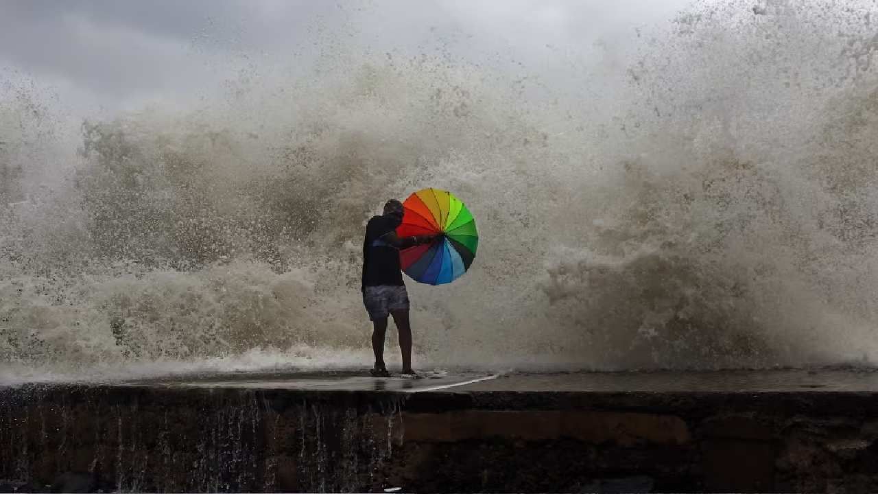 बिपरजॉय हे चक्रीवादळ आतापर्यंतच्या इतिहासातील सर्वाधिक काळ टिकलेलं चक्रीवादळ आहे. बिपरजॉयचं स्वरुप तीव्र असल्याने अधिक नुकसानीची शक्यता हवामान खात्यानं वर्तवली आहे