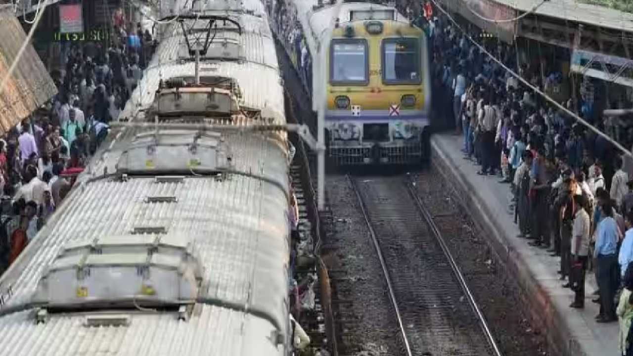 Mumbai Local Update | पावसाचा मुंबई लोकलवर काय परिणाम? किती मिनिट उशिराने धावतायत ट्रेन्स?