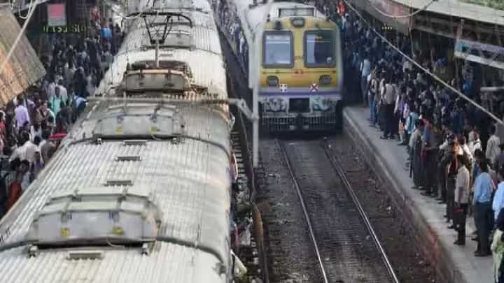 धक्कादायक! मुंबईत लोकलमध्ये साखळी बॉम्बस्फोट? धमकी देणाऱ्याच्या पोलीसांनी आवळल्या मुसक्या धक्कादायक! मुंबईत लोकलमध्ये साखळी बॉम्बस्फोट? धमकी देणाऱ्याच्या पोलीसांनी आवळल्या मुसक्या