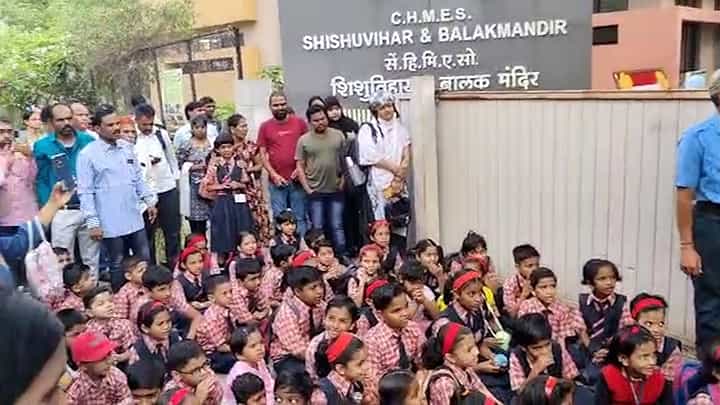 शाळेच्या पहिल्याच दिवशी पालक आक्रमक; निरागस बालकांसह पालकाचं आंदोलन, नेमक कारण काय? शाळेच्या पहिल्याच दिवशी पालक आक्रमक; निरागस बालकांसह पालकाचं आंदोलन, नेमक कारण काय?