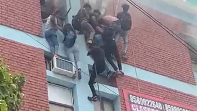 कोचिंग सेंटरला आग, विद्यार्थ्यी दोरीच्या साहाय्याने रस्त्यावर उतरले, पाहणाऱ्या लोकांना...