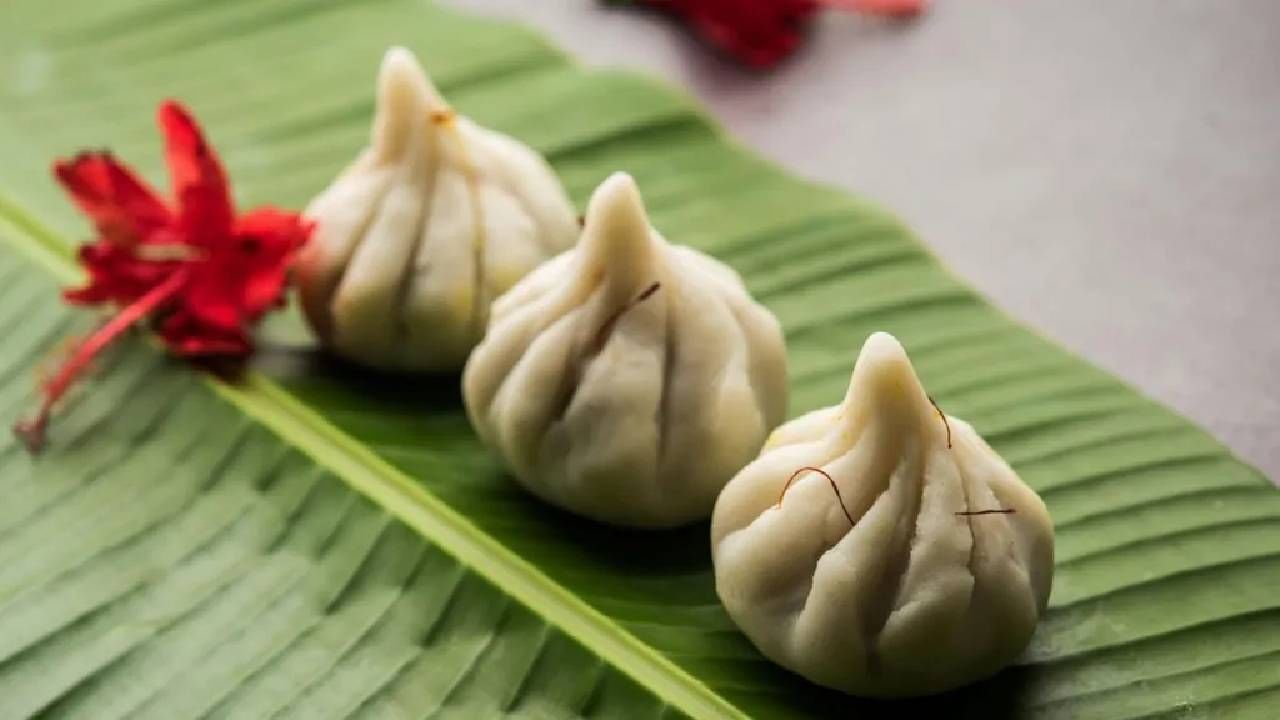 देवाला नैवेद्य दाखवतांना या गोष्टी ठेवा ध्यानात, घरात नांदेल सुख संमृद्धी देवाला नैवेद्य दाखवतांना या गोष्टी ठेवा ध्यानात, घरात नांदेल सुख संमृद्धी