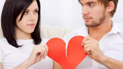 पार्टनर वारंवार करत असेल या 4 चुका तर व्हा अलर्ट! यामुळे होऊ शकतं ब्रेकअप
