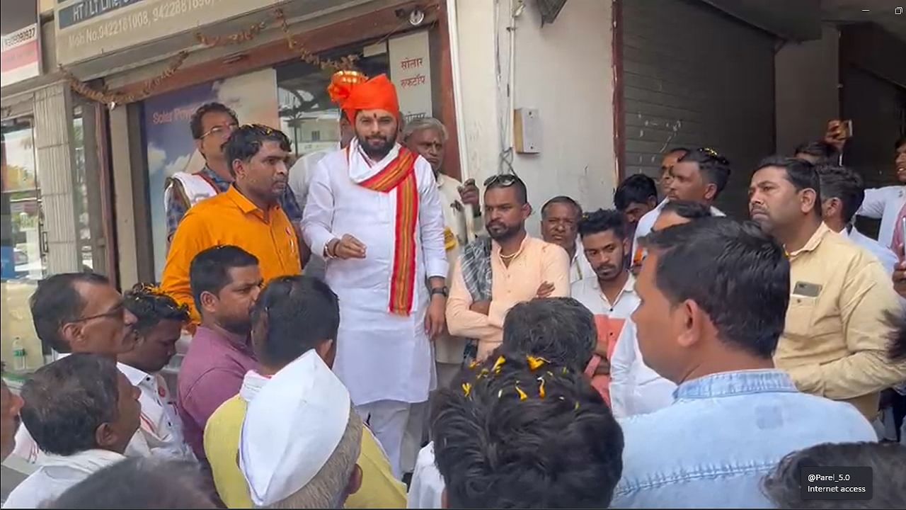 रविकांत तुपकरांचे शेतकऱ्यांकडून कौतुक, एआयसी पिकविमा कंपनीने जिल्ह्यातील ५० हजार ७५७ शेतकऱ्यांच्या खात्यावर रक्कम जमा रविकांत तुपकरांचे शेतकऱ्यांकडून कौतुक, एआयसी पिकविमा कंपनीने जिल्ह्यातील ५० हजार ७५७ शेतकऱ्यांच्या खात्यावर रक्कम जमा