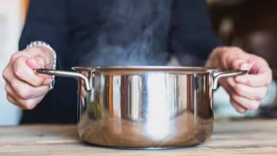 रात्री दोन वाजले, बदला घेण्यासाठी पत्नीनं तेल उकळलं, पतीच्या प्रायव्हेटवरती ओतलं, पतीच्या ओरड्यामुळे...