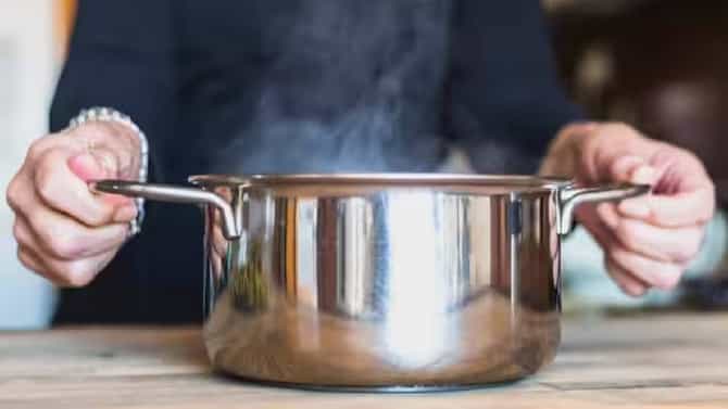 रात्री दोन वाजले, बदला घेण्यासाठी पत्नीनं तेल उकळलं, पतीच्या प्रायव्हेटवरती ओतलं, पतीच्या ओरड्यामुळे...