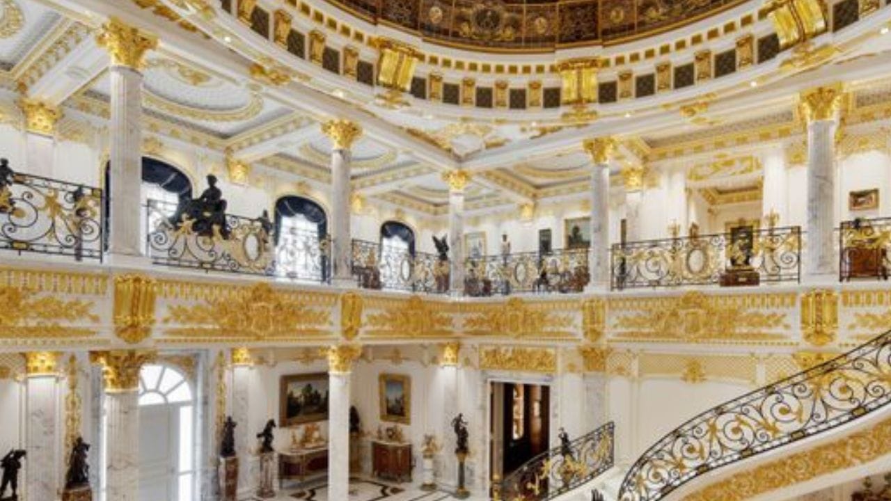 24-कॅरेट सोन्याची जकूझी, 16-कार गॅरेज आणि एक प्रचंड कोरल रीफ एक्वैरियम देखील आहे. यात आपत्कालीन बंकर आणि इतर उत्तम सुविधा आहेत.