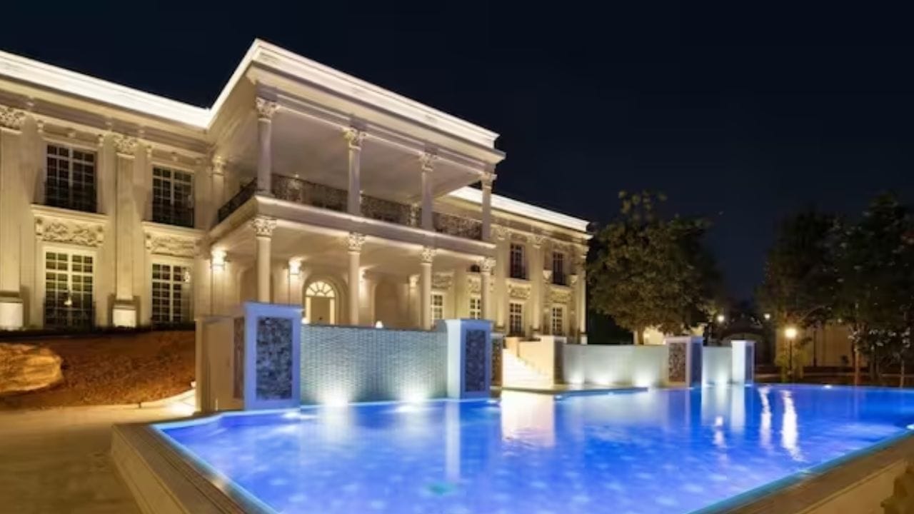 यामध्ये 5 बेडरूम, 19 बाथरूम, एक जिम, सिनेमा, आणि तळघर पार्किंग आहे. तुम्ही 19व्या आणि 20व्या शतकातील शिल्पे आणि चित्रे देखील पाहू शकता, जी खास प्रदर्शित केलेली आहेत.