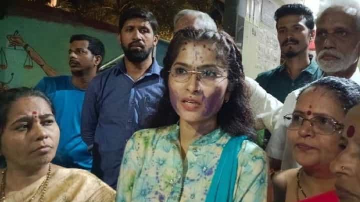 ठाकरे गटाच्या पदाधिकारी अयोध्या पौळ यांना शाईफेक अन् मारहाण, नेमकं काय घडलं? ठाकरे गटाच्या पदाधिकारी अयोध्या पौळ यांना शाईफेक अन् मारहाण, नेमकं काय घडलं?