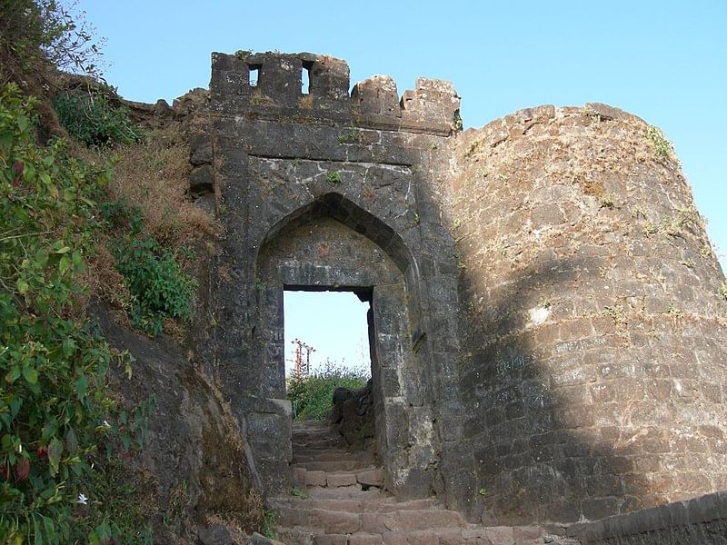 Sinhगडाच्या पश्चिमेस कल्याण दरवाजा आहे. कोंढणपूरवरून पायथ्याच्या कल्याण गावातून वर आल्यास ह्या दरवाजातून आपला प्रवेश होतो. हे एकामागोमाग असे दोन दरवाजे आहेत. यापैकी वरच्या दरवाज्याच्या दोन्हीकडील बुरुजांच्या भिंतीत अर्धवट बाहेर आलेला हत्ती व माहूत अशी दगडी शिल्पे होती. श्रीशालिवाहन शके १६७२ कारकीर्द श्रीमंत बाळाजी बाजीराव पंडित प्रधान असा शिलालेख आढळतो.agad Fort