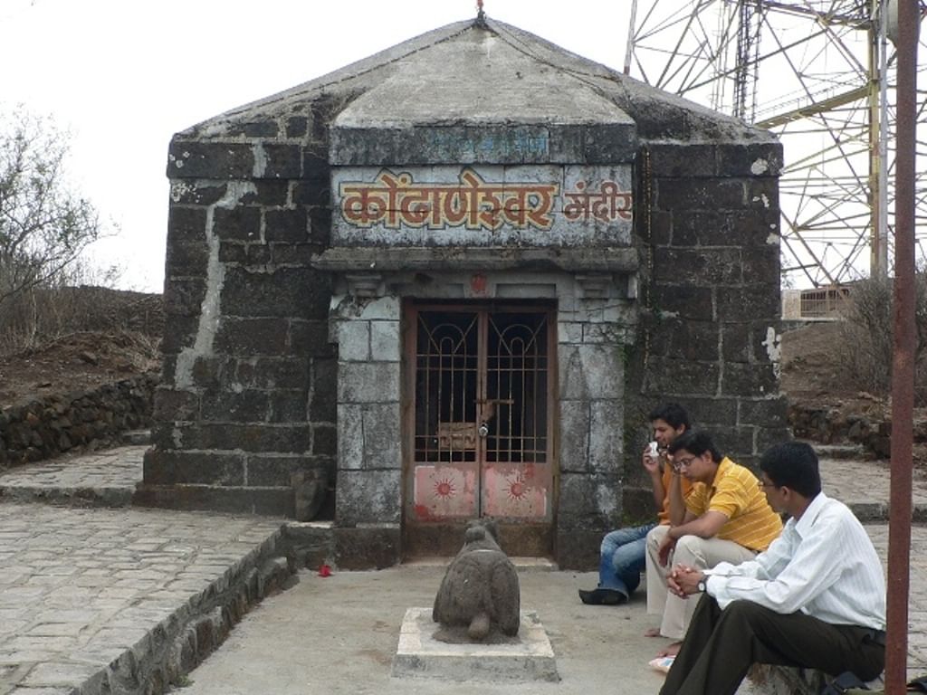 गडावर कोंढाणेश्वर हे शंकराचे मंदिर आहे. हे मंदिर यादवांचे कुलदैवत होते. आत एक पिंडी व सांब असणारे हे मंदिर यादवकालीन आहे. कोंढाणेश्वराच्या मंदिरावरून थोडे पुढे गेले की डावीकडे हे अमृतेश्वराचे प्राचीन मंदिर लागते. भैरव हे कोळ्यांचे दैवत आहे. यादवांच्या आधी ह्या गडावर कोळ्यांची वस्ती होती. मंदिरात भैरव व भैरवी अशा दोन मूर्ती दिसतात. भैरवाच्या हातात राक्षसाचे मुंडके आहे.