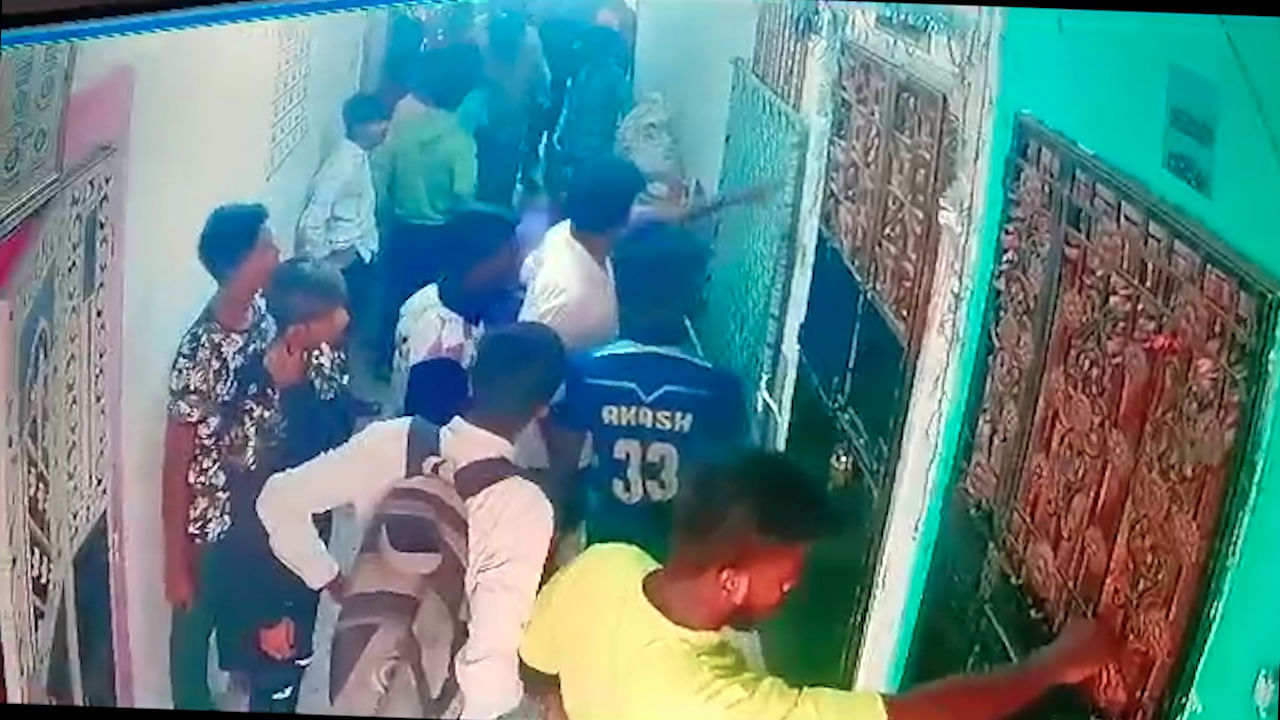 क्षुल्लक कारणातून घरात घुसून कुटुंबाला मारहाण, घटना सीसीटीव्हीत कैद क्षुल्लक कारणातून घरात घुसून कुटुंबाला मारहाण, घटना सीसीटीव्हीत कैद