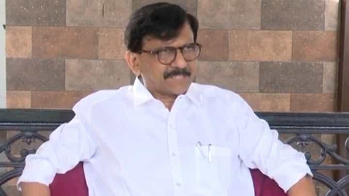 शिंदे कुठल्या नोटीसची गोष्ट करताहेत? ईडीने डोळे वटारल्यावर पळून गेले ना ते, संजय राऊत यांचा पलटवार शिंदे कुठल्या नोटीसची गोष्ट करताहेत? ईडीने डोळे वटारल्यावर पळून गेले ना ते, संजय राऊत यांचा पलटवार