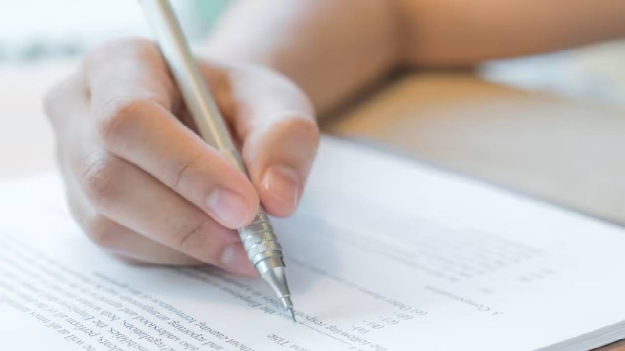 NEET UG Result 2023 : पैसे वाचवण्यासाठी ती मैलोन् मैल चालत जायची... ट्रक मेकॅनिकच्या मुलीचा यशस्वी प्रवास वाचलात का ? NEET UG Result 2023 : पैसे वाचवण्यासाठी ती मैलोन् मैल चालत जायची... ट्रक मेकॅनिकच्या मुलीचा यशस्वी प्रवास वाचलात का ?