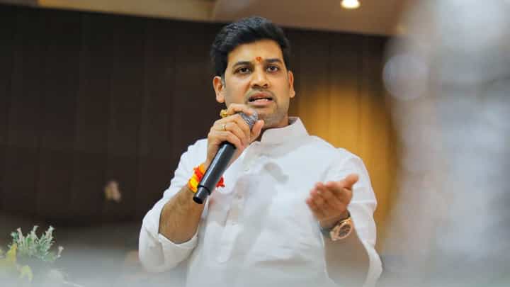 भर कार्यक्रमात खासदार श्रीकांत शिंदे यांनी विरोधकांना प्रत्युत्तर देताना कार्यकर्त्यांना दिल्या कानपिचक्या भर कार्यक्रमात खासदार श्रीकांत शिंदे यांनी विरोधकांना प्रत्युत्तर देताना कार्यकर्त्यांना दिल्या कानपिचक्या