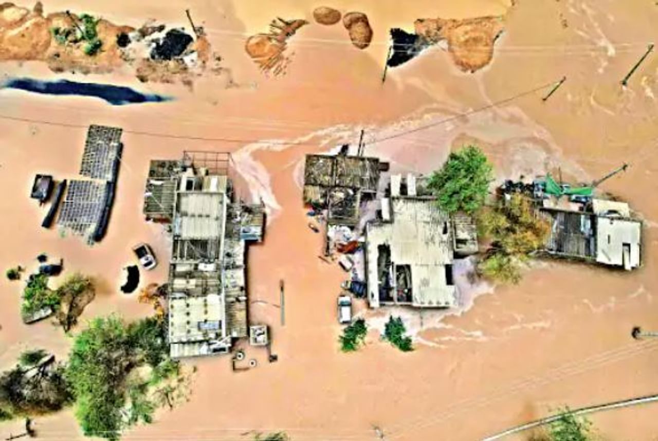 गुजरातमधील बिपरजॉय चक्रीवादळ गेले. परंतु या चक्रीवादळाने आपल्या मागे पाऊलखुणा कायम ठेवल्या.