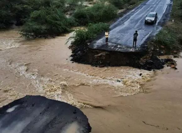 गुजरातसह दक्षिण-पश्चिम राजस्थानच्या अनेक भागात शुक्रवारी मुसळधार पाऊस झाला. आता शनिवारीही त्याचा प्रभाव ओसरणार आहे