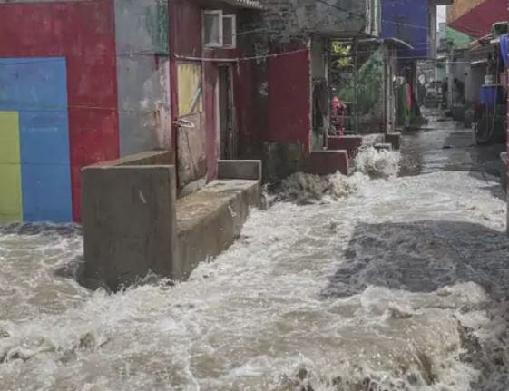 गुजरातसह दक्षिण-पश्चिम राजस्थानच्या अनेक भागात शुक्रवारी मुसळधार पाऊस झाला. चक्री वादळाच्या 72 तास आधी गुजरात सरकारने 8 अतिजोखमीच्या जिल्ह्यांमधील सुमारे 1 लाख लोकांचे स्थालांतर केले होते.