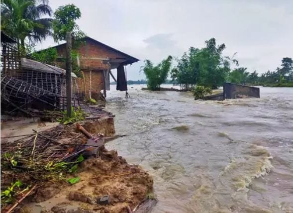 गुजरातमध्ये मोठ्या प्रमाणावर वित्तहानी झाली आहे. हजारो गावातील विद्युत पुरवठा खंडीत झाला आहे. मुसळधार पावसामुळे अनेक गावे पाण्यात केली आहे.