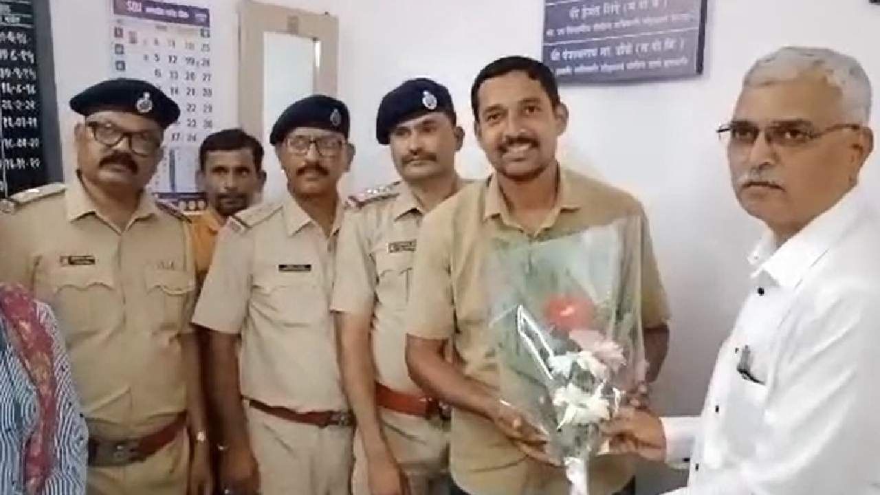 वडिलांसोबत मुलगी रेल्वे स्थानकावर तिकीट काढण्यासाठी आली, नियतीच्या मनात काहीतरी वेगळेच होते वडिलांसोबत मुलगी रेल्वे स्थानकावर तिकीट काढण्यासाठी आली, नियतीच्या मनात काहीतरी वेगळेच होते