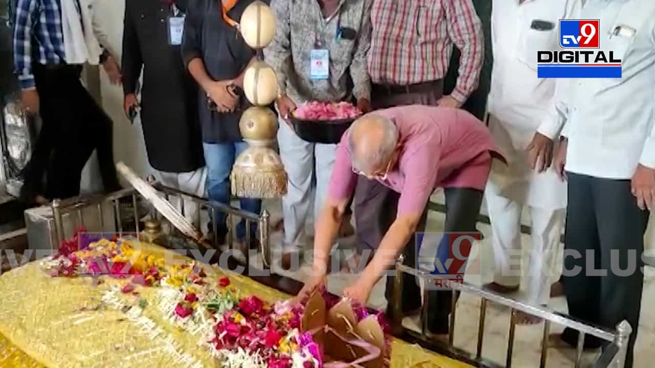 प्रकाश आंबेडकर औरंगजेबाच्या समाधीसमोर झुकले, शिवसेनेकडून पहिली प्रतिक्रिया