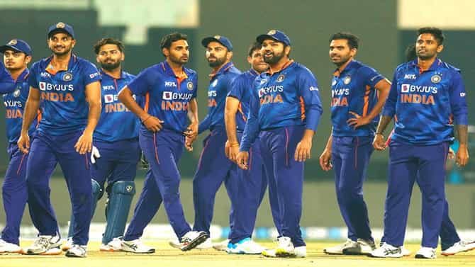 IND vs WI : बापाने केलं रक्ताचं पाणी, टीम इंडियामध्ये निवड पण बीसीसीआयने अजुनही बसवलंय बेंचवरच, पाहा कोण आहे?
