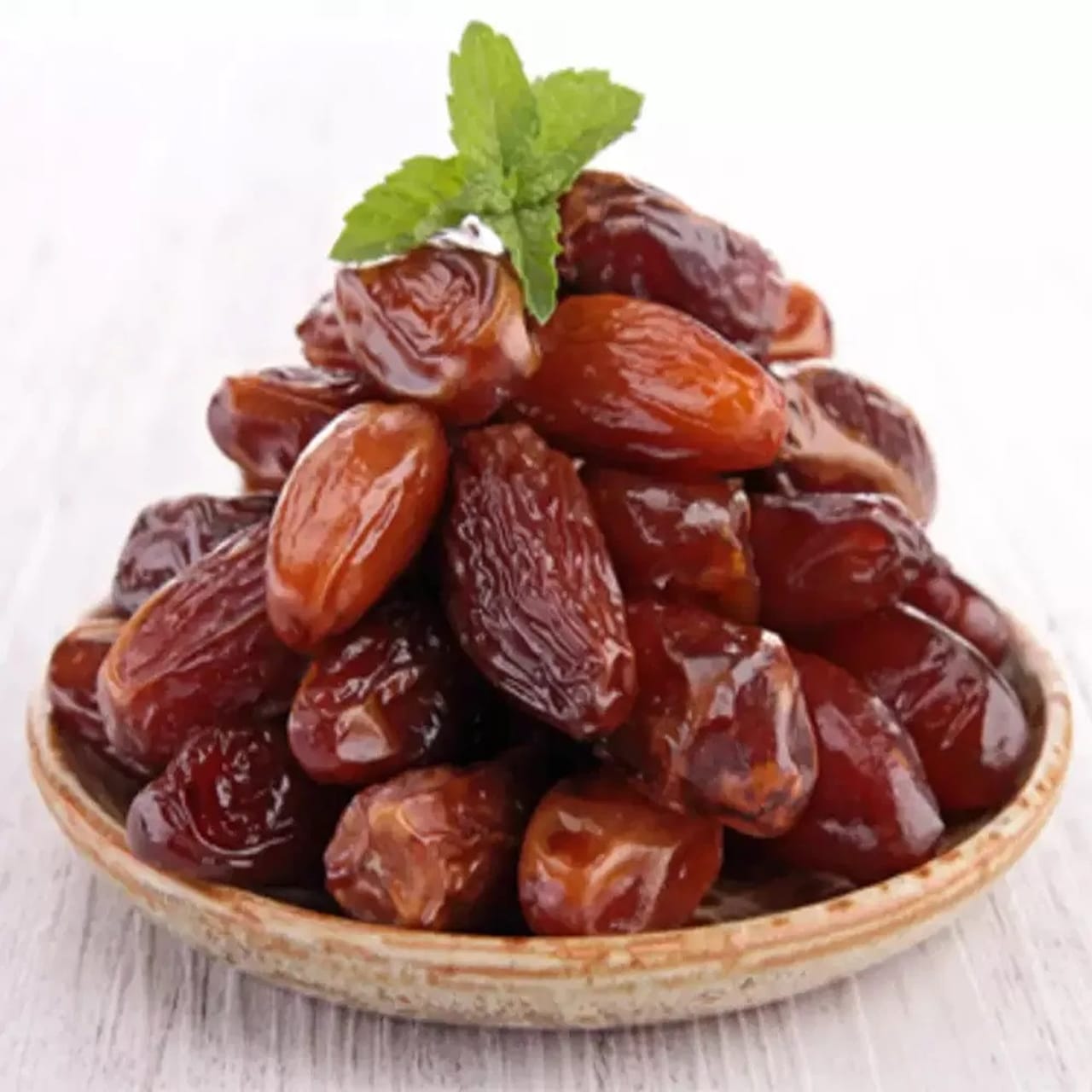 खजूर आरोग्यासाठी खूप फायदेशीर असतात.खजूरमध्ये फॉस्फरस, पोटॅशियम, कॅल्शियम, मॅग्नेशियम असते, जे आपल्या हाडांसाठी फायदेशीर आहे.