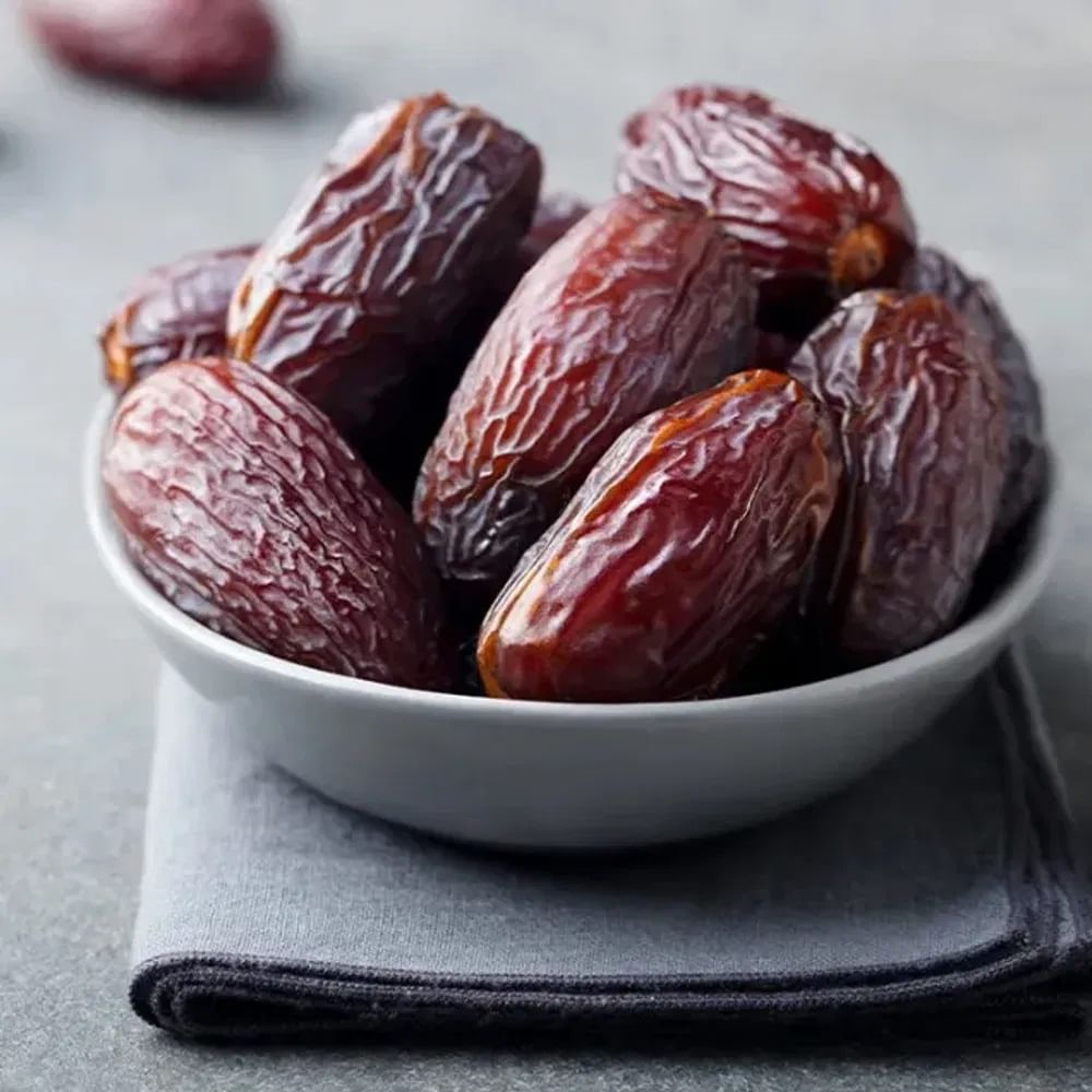 खजूरमध्ये कोलेस्ट्रॉल आणि साखरेचे प्रमाण कमी असते. यामुळे हृदय चांगले राहते. साखरेचे प्रमाण कमी असणं हे देखील फायदेशीर आहे.