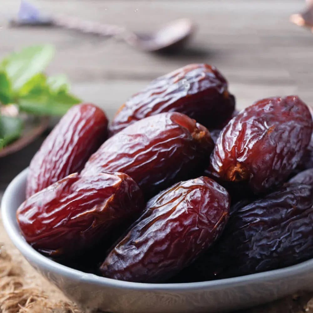 आयुर्वेदानुसार, खजूर एक चमत्कारी औषध असून यामुळे अनेक रोगांवर उपाय केले जातात. शारिरीक कमजोरी, शरीरात रक्ताची कमी किंवा हृदयरोग, जास्त तहान लागण्याची समस्या या सर्वांवर खजूर तुम्हाला मदत करु शकतो.