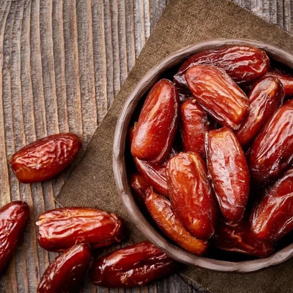 खजूरमध्ये फ्लेव्होनॉइड्स, कॅरोटीनोईड्स, फिनोलिक अॅसिड असतात. ज्यामुळे शरीराची प्रतिकार शक्ती वाढते. खजूरमध्ये जीवनसत्त्वे आणि खनिजे आढळतात, ज्यामुळे आपल्या त्वचेला फायदा होतो.